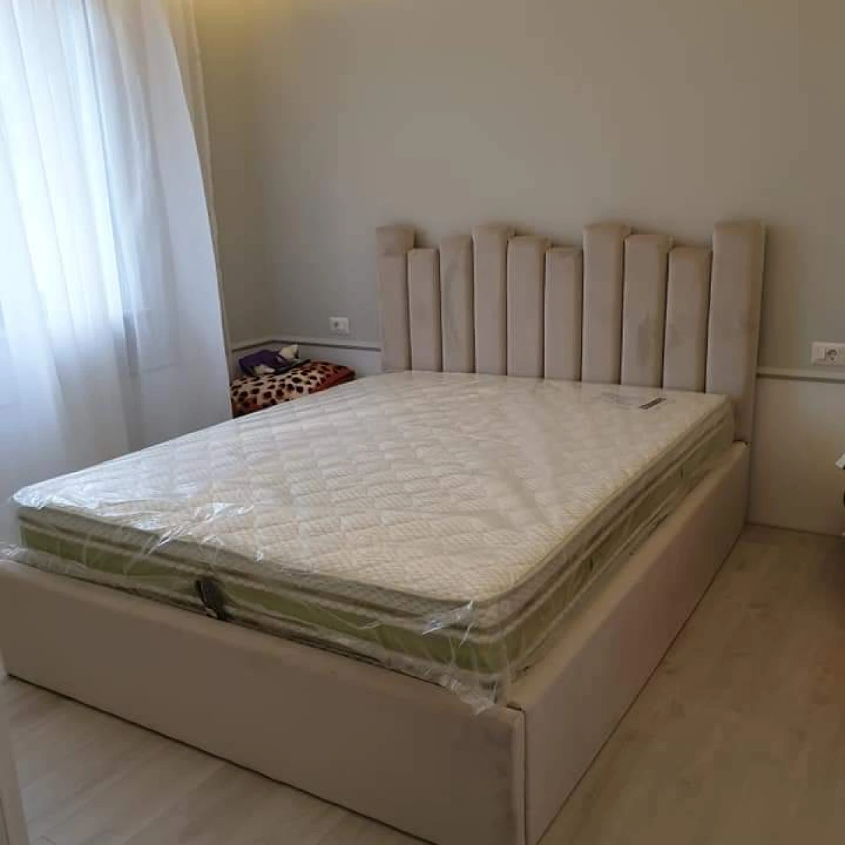 Paturi tapitate crem la comanda suceava Grandis mobilier